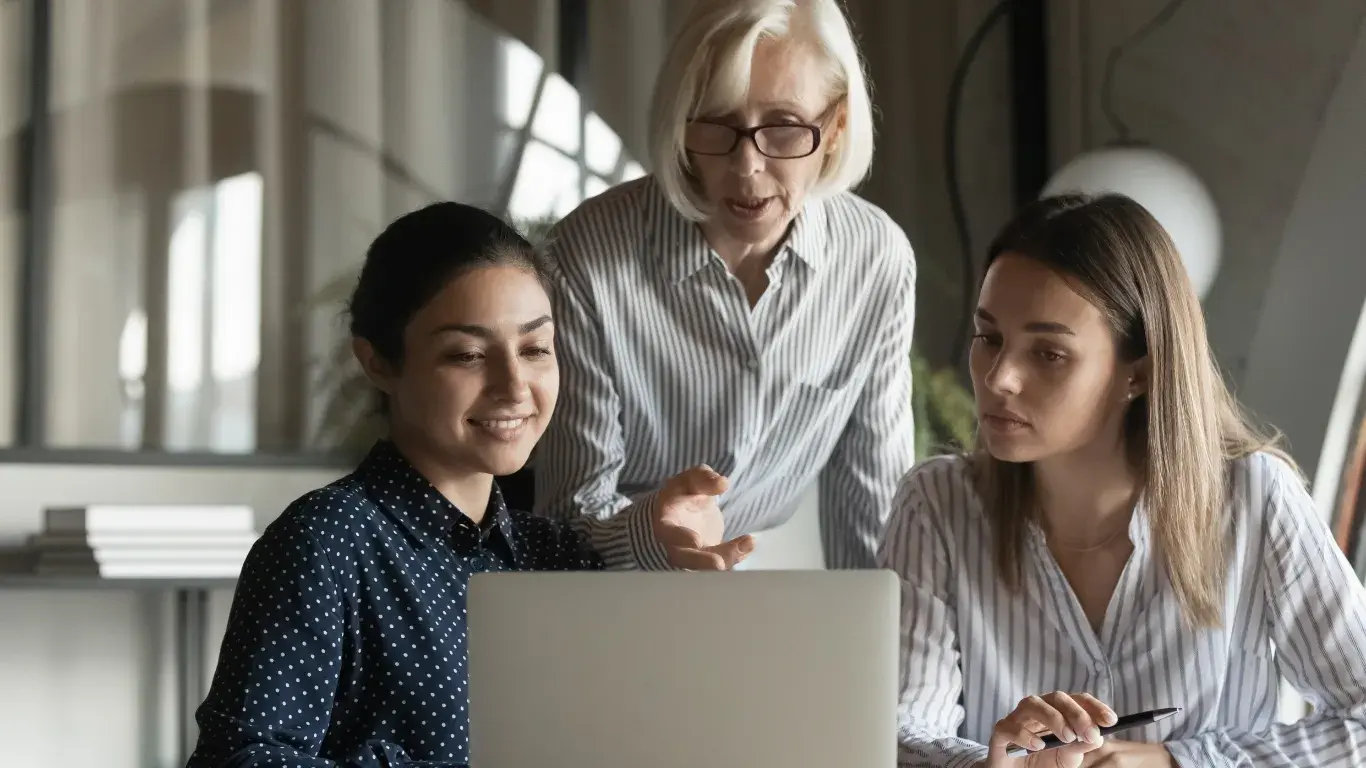 GenY vs Gen Z στο γραφείο: Πώς να συνεργαστείς με διαφορετικές γενιές